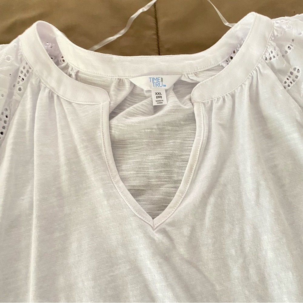 👗 Time and Tru White Lace Sleeve Top